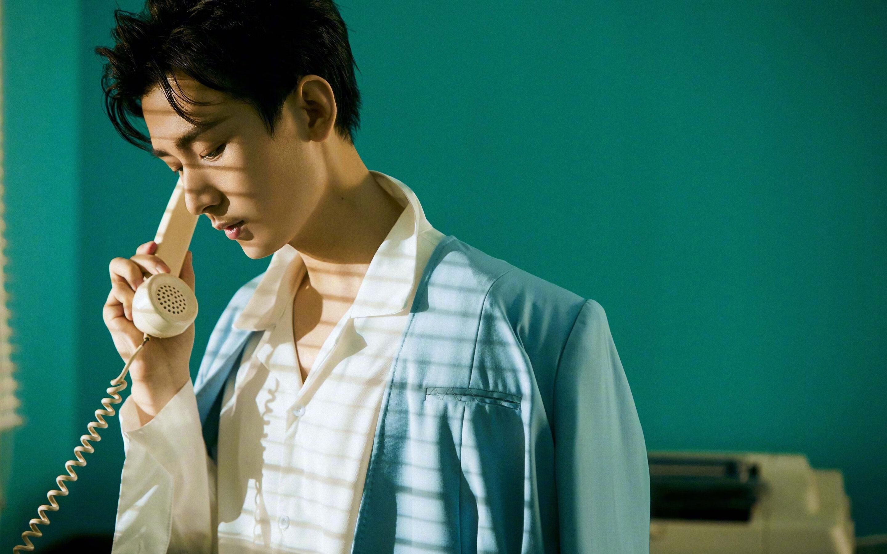 开云kaiyun-城市夜空摩托极限表演，灯光交织的极速盛宴，摩托车夜跑视频第一视角