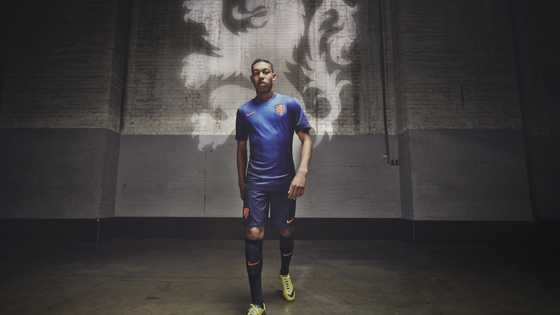 荷兰迎击意大利,欧洲国家联赛强强对抗,两千年欧洲杯荷兰对意大利