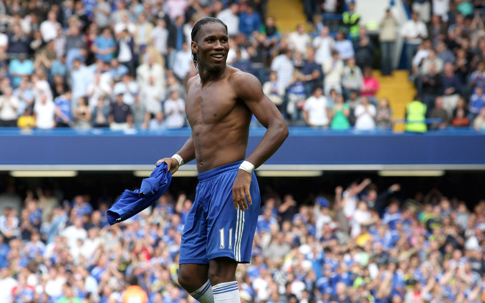 快船前锋在赛前热身中完成高难度扣篮，快船 扣篮